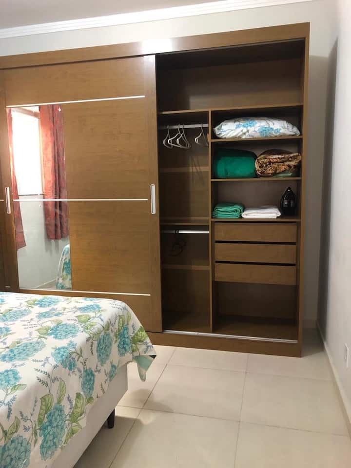 خزانة ملابس واسعة