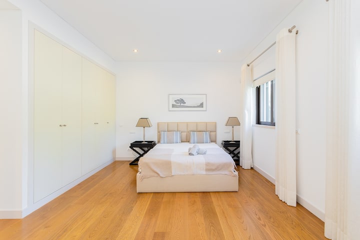 Spálňa s manželskou posteľou a vlastnou kúpeľňou. Ďalšia.