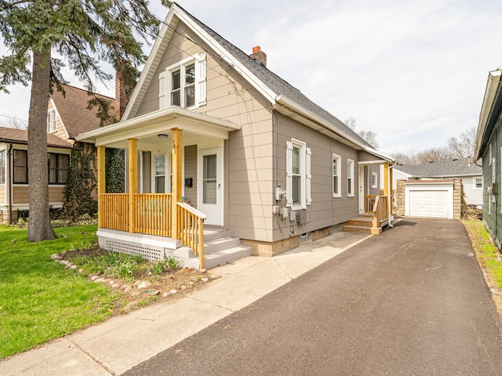 Cozy~winton Village~king~short Walk To Restaurants - Rochester, NY