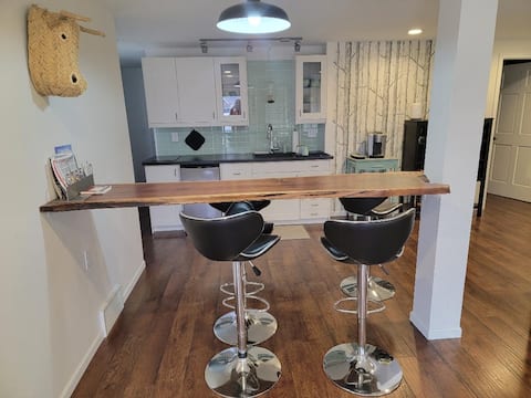 1st STREET URBAN SUITE: Gorgeous, fantastic locale