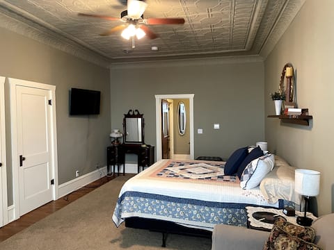 Historic 4 Bedroom, Downtown Loft Sleeps up to 6