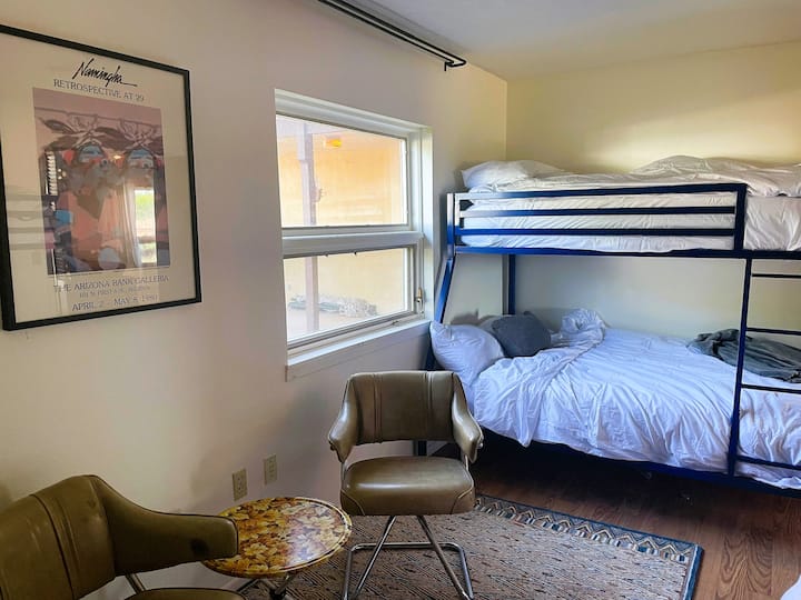 تحتوي غرفة النوم 3 على سريرين بطابقين فرديين.