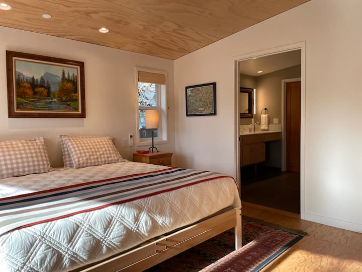 Camera da letto principale al piano principale.