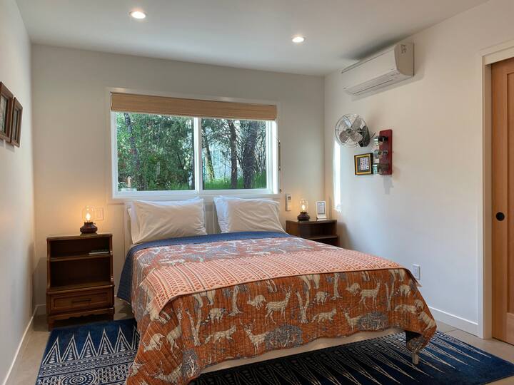 Camera da letto con letto matrimoniale al piano terra.