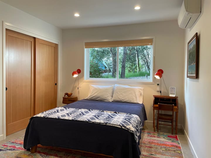 Camera da letto con letto matrimoniale al piano terra.