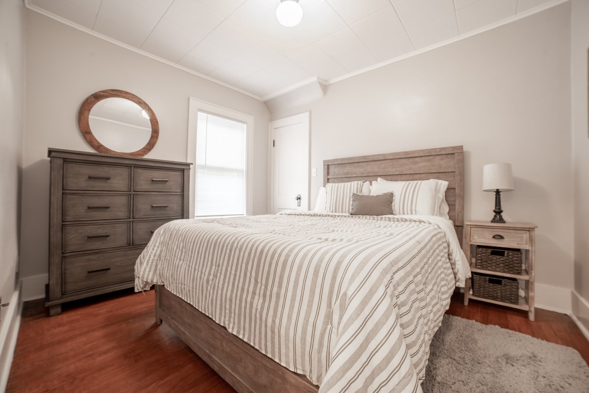 Master Bedroom (Queen size)