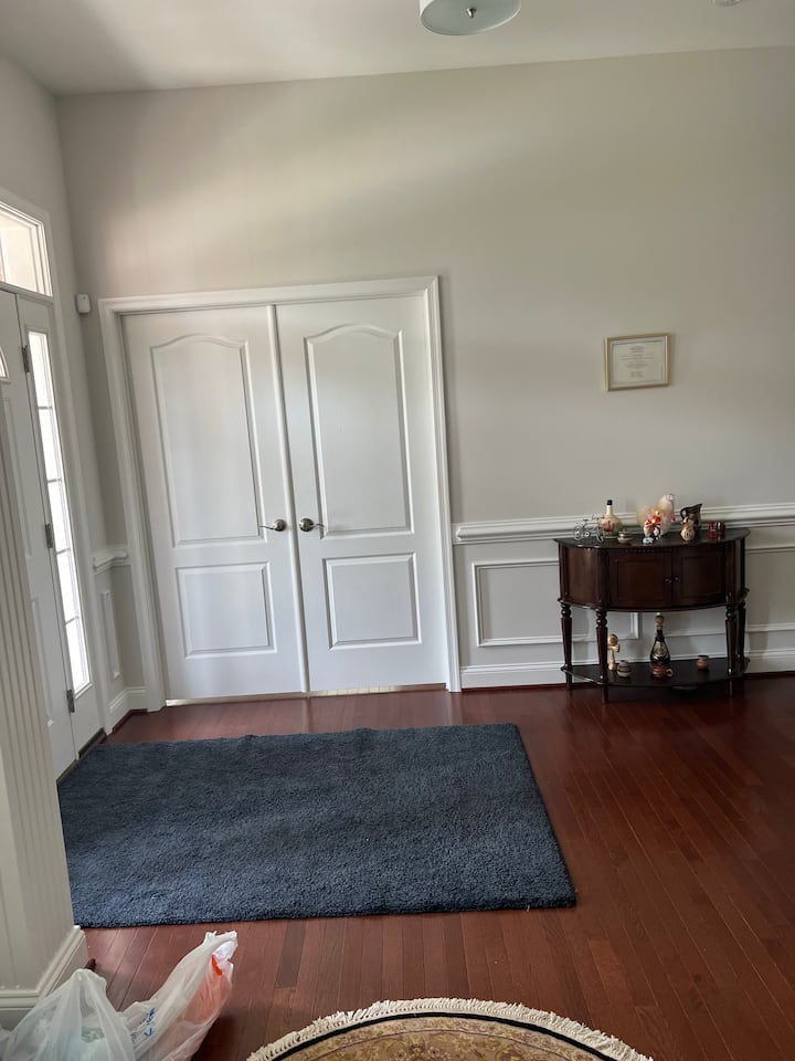 Master Bedroom - First Floor Of Spacious Home - Annandale, VA