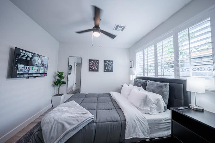 ¡Disfruta de un cómodo dormitorio equipado con iluminación natural y un televisor inteligente de pantalla plana! Cada dormitorio también viene con persianas de privacidad.