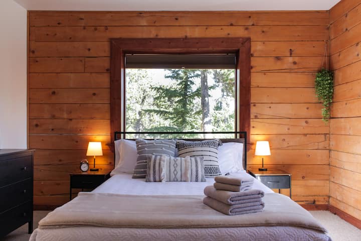 Събудете се с живописни гледки през големи прозорци в основната спалня на първия етаж!