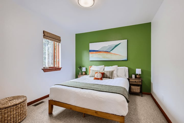 „Зелената“ спалня на 2-рия етаж има изключително удобно двойно легло с изглед към залеза над гората през прозореца! 
В стаята има и много възглавници, юрган, огледало в цял ръст и овлажнител. 