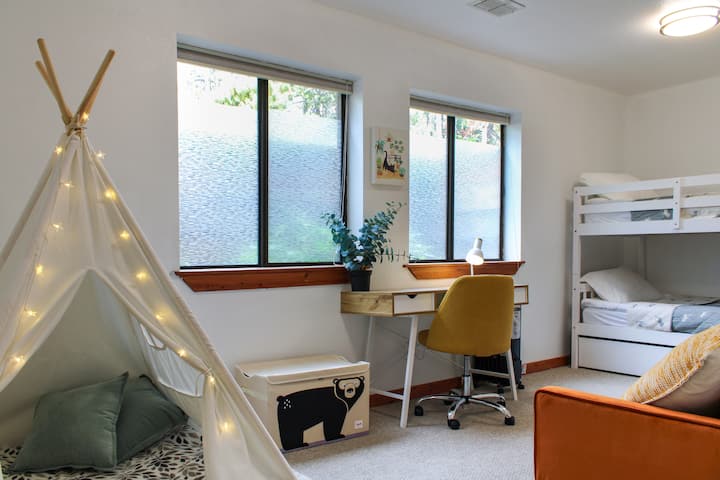 Надолу има зона за игра за деца, голямо двуетажно легло, в което удобно могат да се настанят двама възрастни, и работно пространство, където можете да се забавлявате и да свършите цялата си работа.