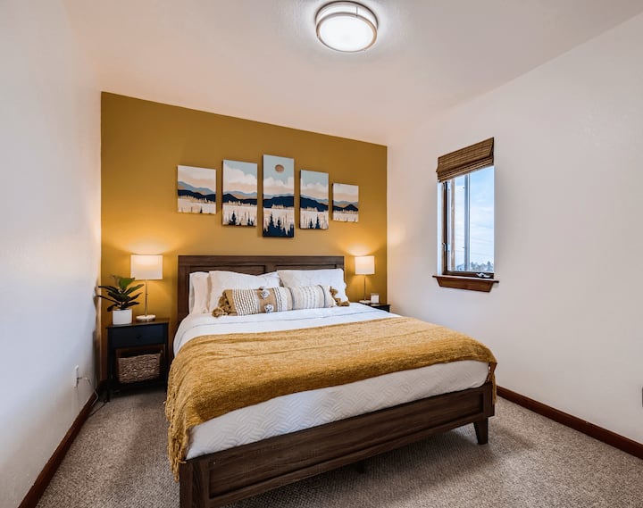 „Жълтата“ спалня на 2-рия етаж има изключително удобно двойно легло с много възглавници, юрган и овлажнител. От тази спалня има страхотна гледка към планината и града!