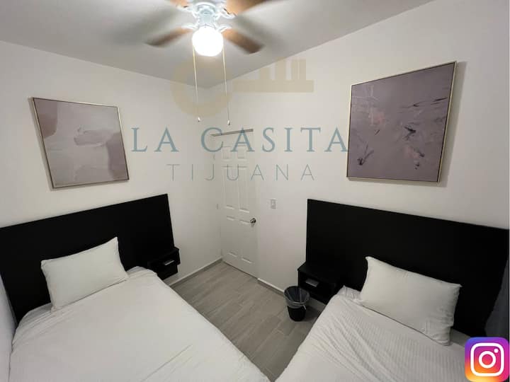 Habitación secundaria con dos caña individuales y repisas con conexión eléctrica para mayor comodidad. Todas nuestras cama están vestidas con duvet e insertos de calidad hotelera.