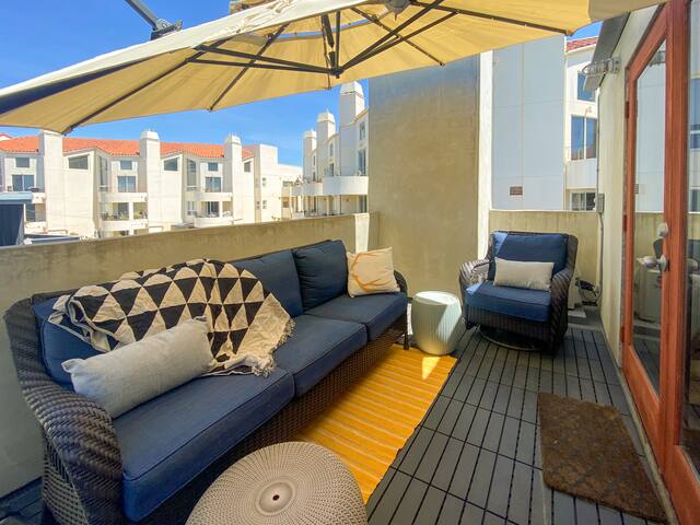 Modern 2-bedroom condo 1 block from Venice beach gallery image 4