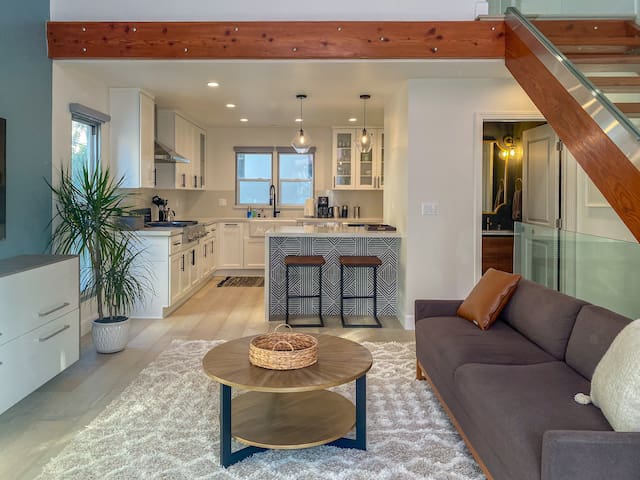 Modern 2-bedroom condo 1 block from Venice beach