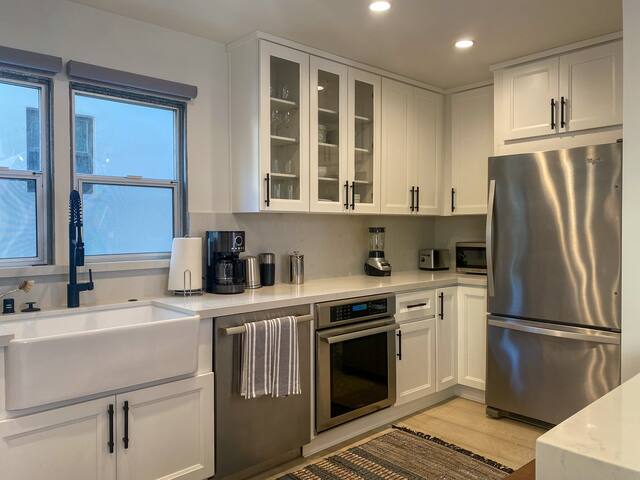 Modern 2-bedroom condo 1 block from Venice beach gallery image 5