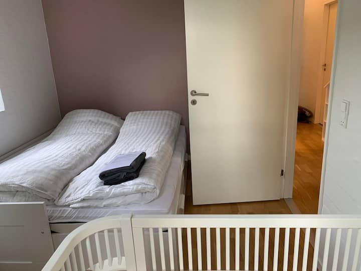 Соба 4: 3 гости во кревет 160 см x 200 см + 1  бебешки кревет (до 2 години) 