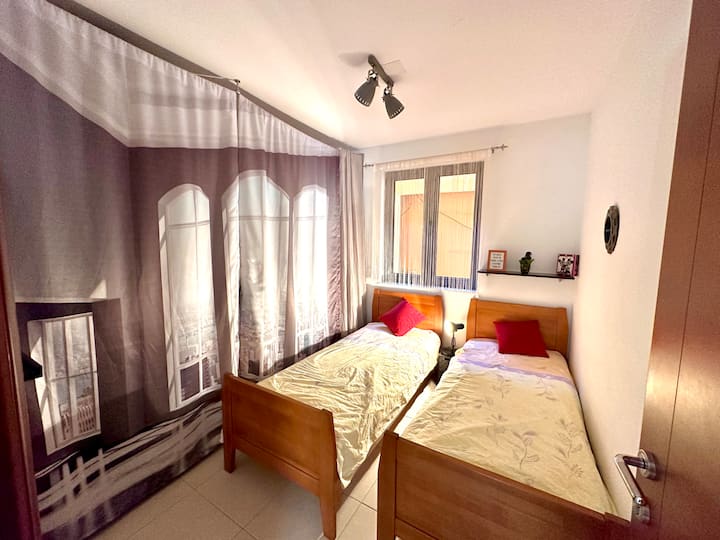 Zweites Schlafzimmer / Kinderzimmer. 

Die beiden Betten kann man zusammenschieben oder getrennt lassen - je nach Bedarf. 

Auch hier sind Fensterläden zur Verdunklung vorhanden.