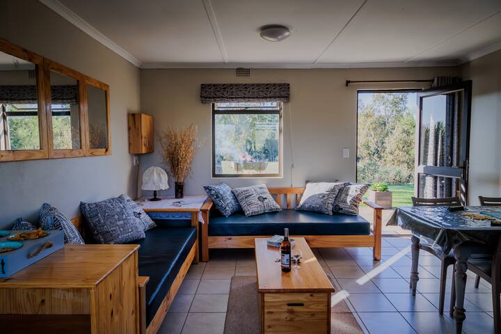 Chalupy s vlastným stravovaním, každá plne zariadená s 2 spálňami. Na základe vašich preferencií vám môžeme zariadiť buď 4 jednolôžka, alebo 2 veľké manželské postele.  V salóniku sú 2 denné lôžka na ubytovanie ďalších 2 lôžok.