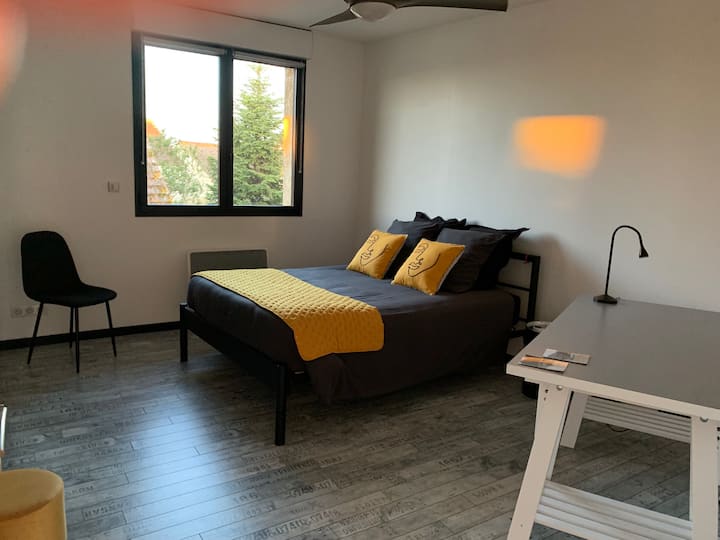 Quiet room 15´from Reims, private bathroom and toilet. Houses for