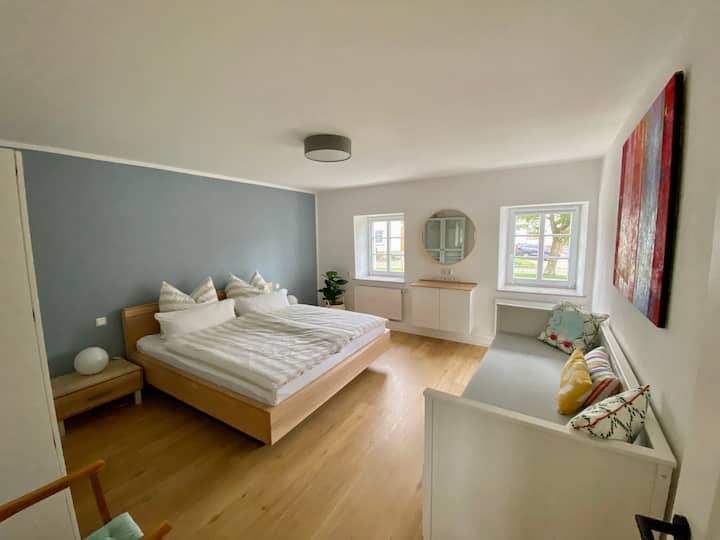 Schlafzimmer 1 (Masterbett 1,80x2,00m & Tagesbett)