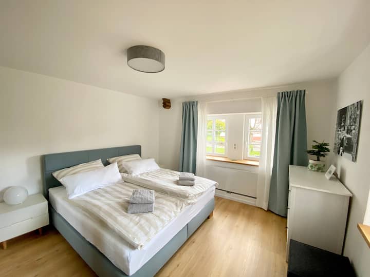 Schlafzimmer 2  (Masterbett 1,80x2,00m)