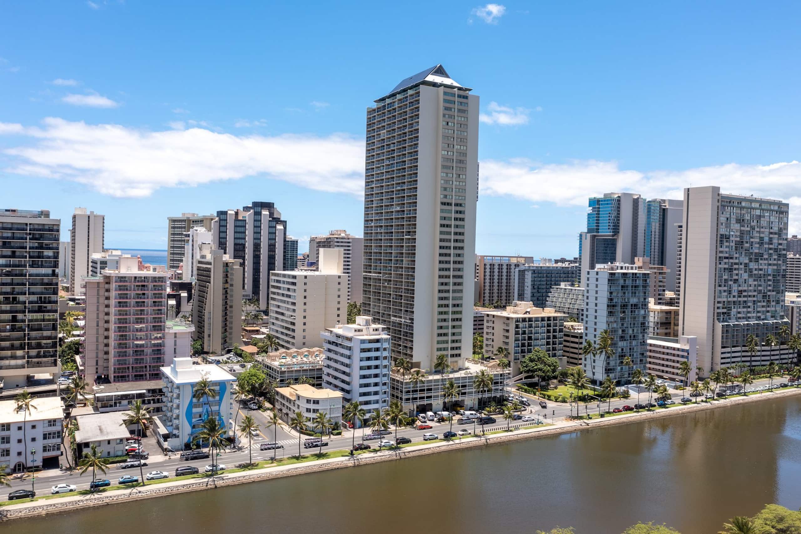 Condo in Honolulu · ★4.92 · 1 bedroom · 2 beds · 1 private bath - Image 36