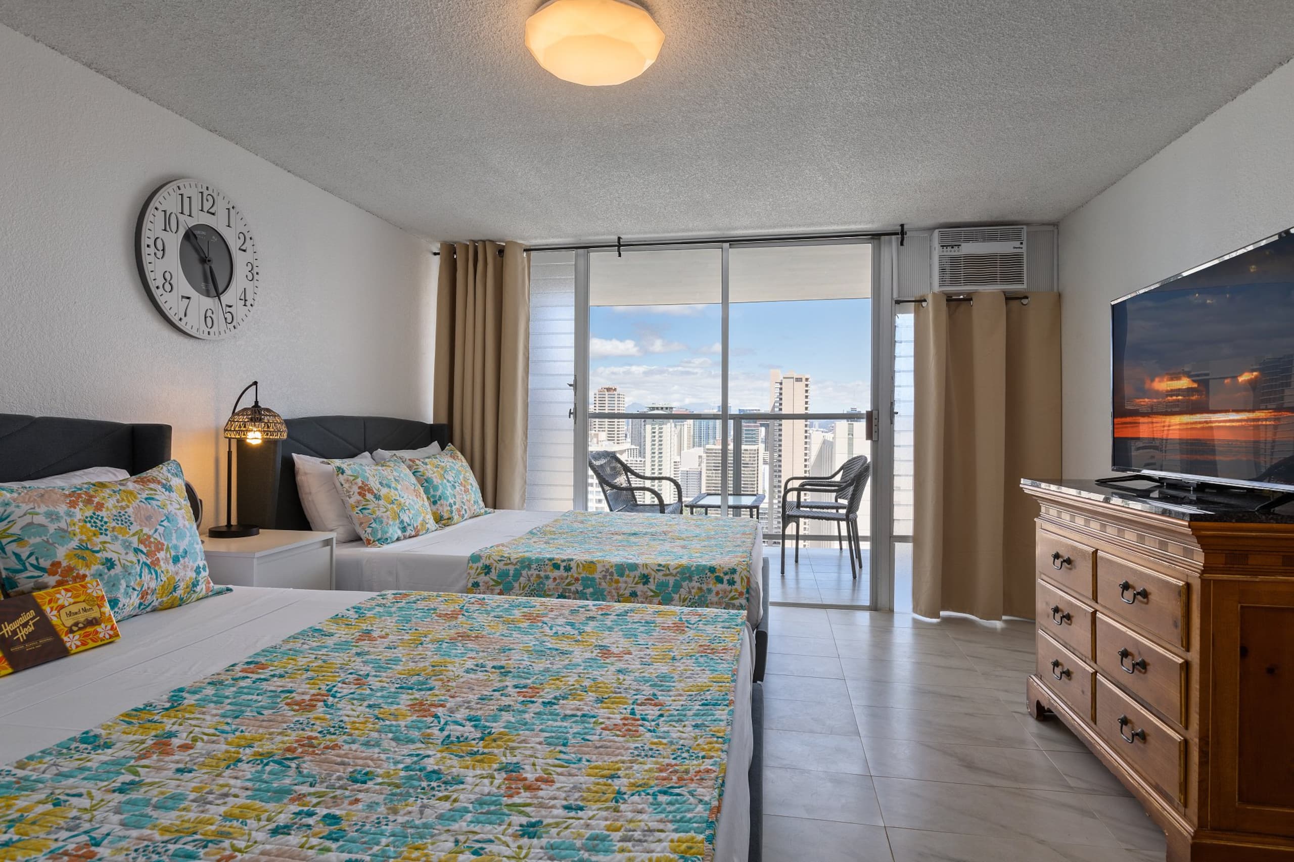 Condo in Honolulu · ★4.92 · 1 bedroom · 2 beds · 1 private bath - Image 15