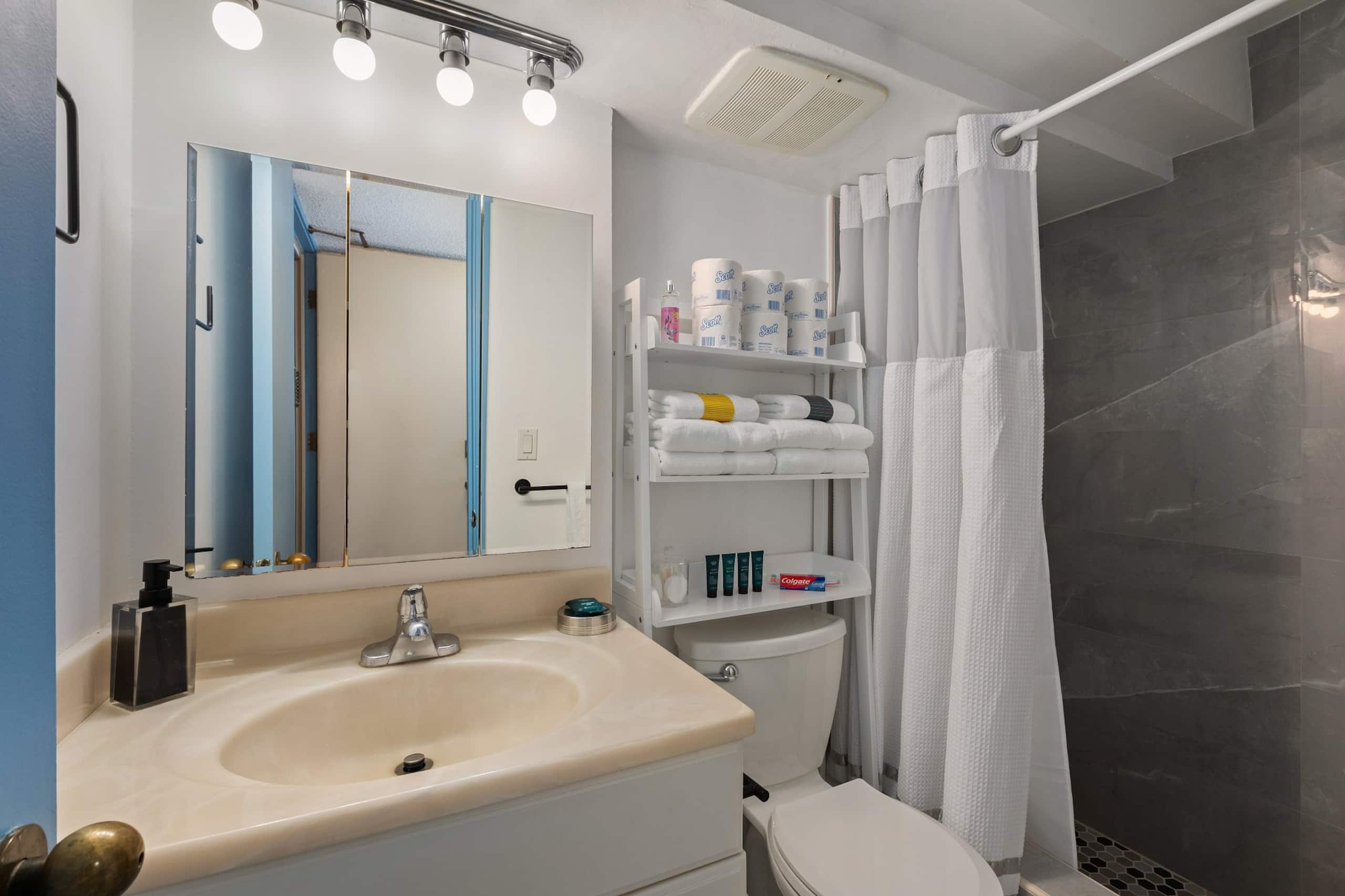Condo in Honolulu · ★4.92 · 1 bedroom · 2 beds · 1 private bath - Image 20