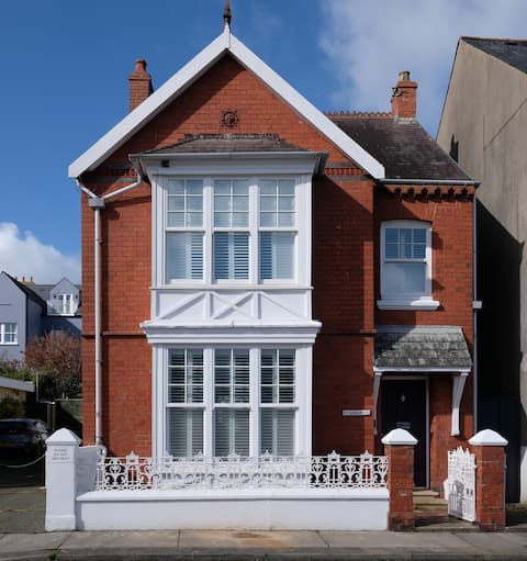 Spacious 6-bedroom Villa behind Tenby's  Esplanade