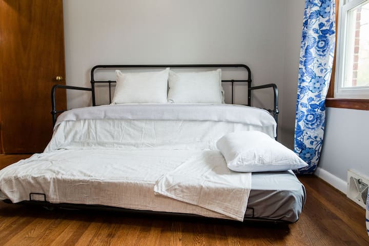 Lit double qui comprend un lit gigogne double situé dans la chambre 3