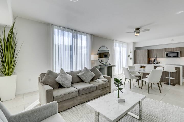 Stunning 2 bedroom townhouse – STEPS to the beach! gallery image 2