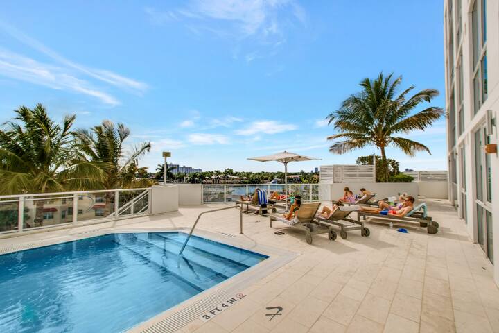 Stunning 2 bedroom townhouse – STEPS to the beach! gallery image 4