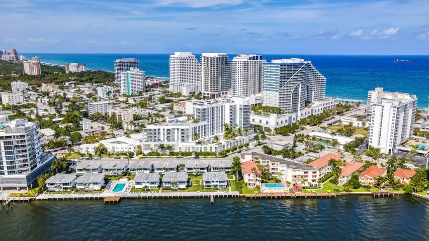 Stunning 2 bedroom townhouse – STEPS to the beach! gallery image 5