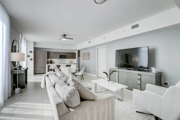 Stunning 2 bedroom townhouse – STEPS to the beach! gallery image 3