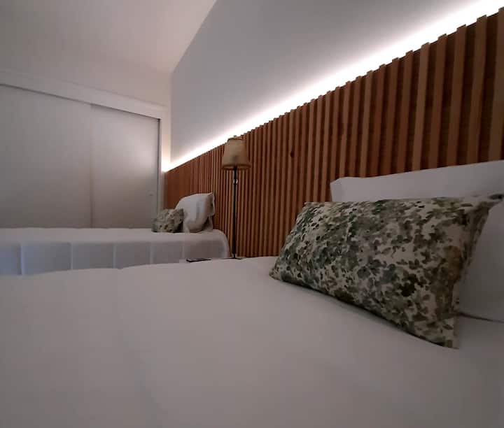 חדר שינה, שתי מיטות יחיד, גישה למרפסת, מלתחה