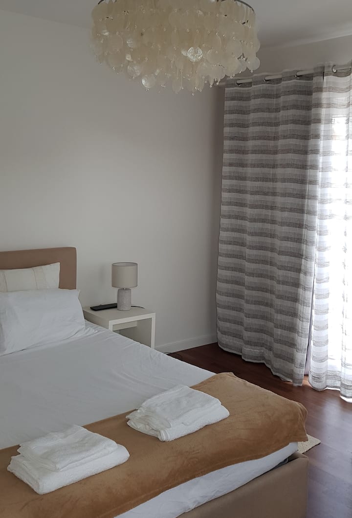 חדר שינה, מיטת קווין סייז, גישה למרפסת, מלתחה