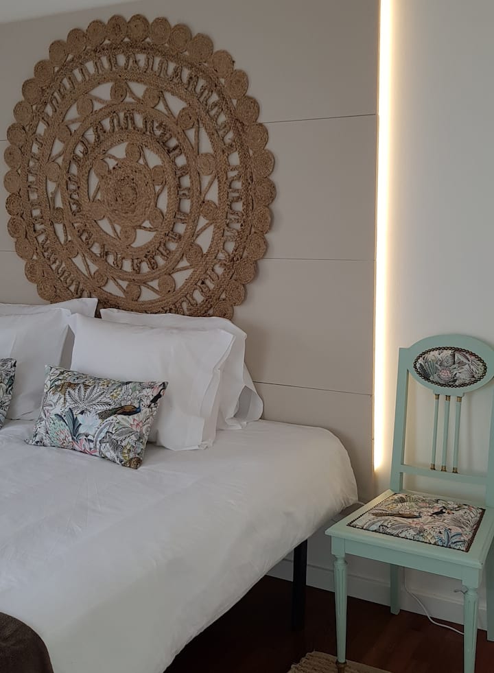 חדר שינה, מיטת קווין סייז, גישה למרפסת, מלתחה