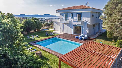 Beautiful 5bedroom villa big pool, close to beach!