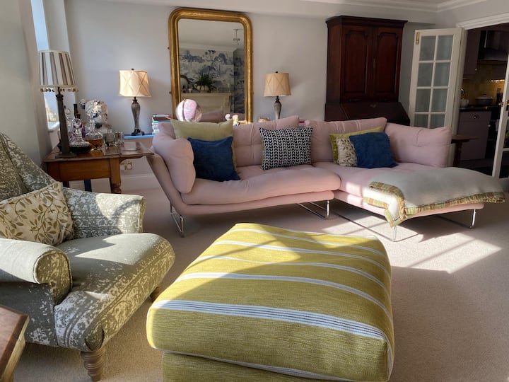 Lovely apartment on the High Street with parking! Condominiums for