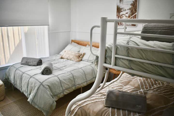 2. spavaća soba, samostojeći bračni krevet s trokrevetnim krevetom