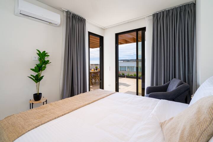 Majestic apartment with unique Acropolis view gallery image 4