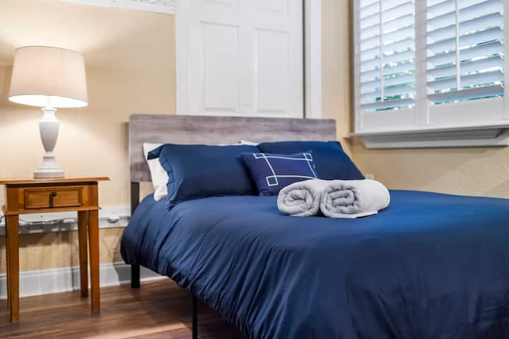Voici notre chambre d'amis n °4 avec un lit queen  size et un lit double ! cette chambre est parfaite pour les plus jeunes