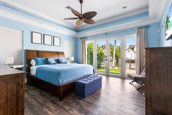 Chambre principale #1, une incroyable chambre haute avec un grand placard, salle de bain intérieure privée, accès à la piscine et à la zone cabane.
