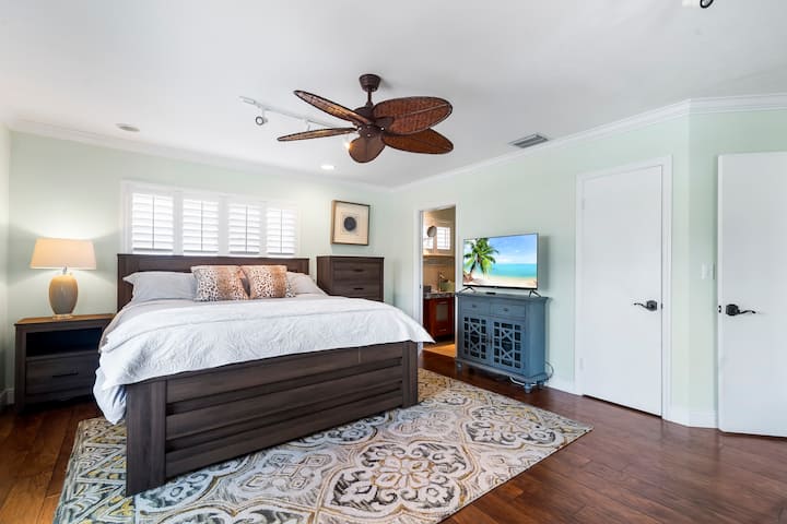 Chambre principale n °2 avec un lit king size très confortable, salle de bain intérieure privée,  cette chambre confortable a également accès à la piscine et à la zone cabane