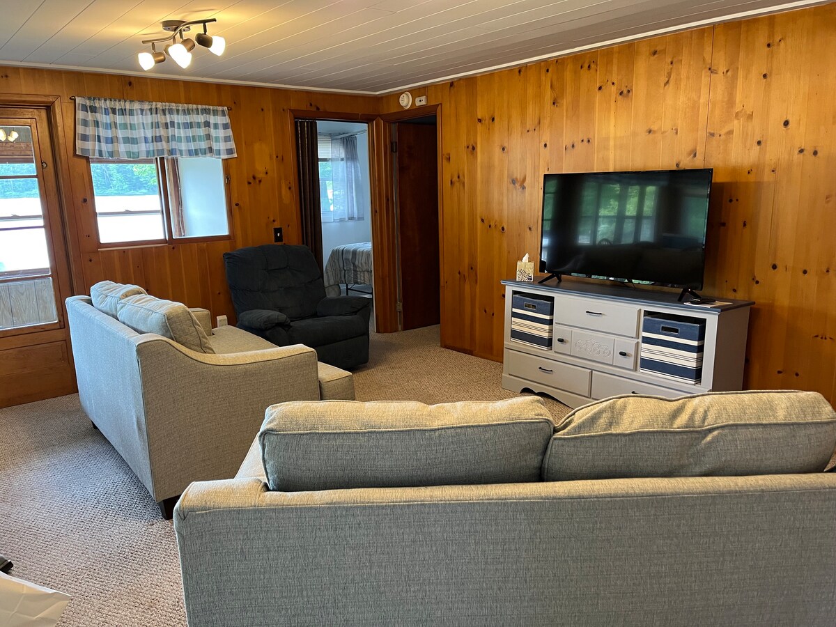 Family friendly, 3 bedroom lakefront cottage. Cottages for Rent in