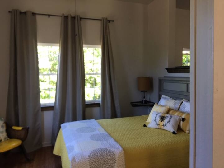 Დედოფლის საწოლი თეთრეულით, ჭერის თავზე ვენტილატორით, ჟალუზებითა და შავი ფარდებით.  Სკოლის თავდაპირველი სახლის კარები სათაო დაფაში და საძილე სივრცეში შესასვლელი.  