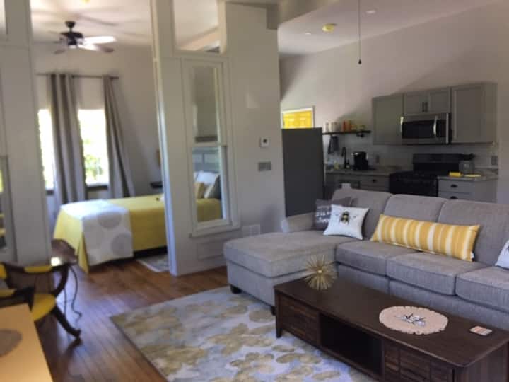 The Hive:  მე-2 სართულის ღია კონცეფციის ფლიგელი ახალი სამზარეულოთი, ორადგილიანი საწოლით, დიდი სექციური დასაჯდომით, სმარტ-ტელევიზორით,  სააბაზანოთი საშხაპითა და ბეღლის კარით.  Ჭერის ვენტილატორები, კონდიციონერი, ჟალუზები და შავი ფარდები.  Ნეკერჩხლის თავდაპირველი იატაკი, ხის ნაკეთობები და დაუცველი აგური. 