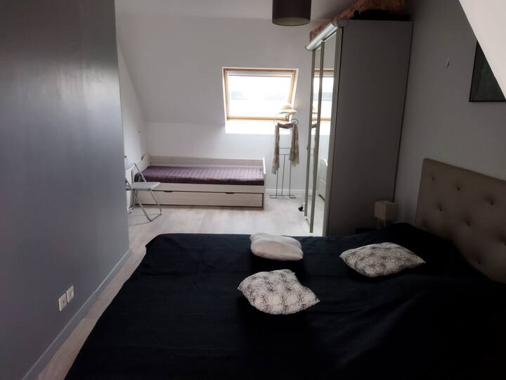 Chumba cha kulala chenye kitanda cha sentimita 140 na kitanda cha sentimita 90