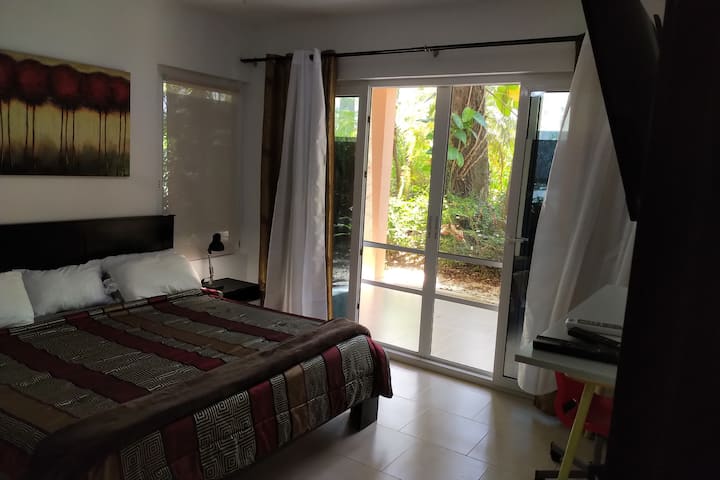 Dormitorio con cama tamaño king size; puerta a la terraza